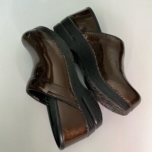 Brown metallic Danskos